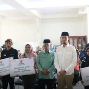 86 Mustahik Menerima Zakat yang Diserahkan Oleh Pemko Bukittinggi Dan BAZNAS