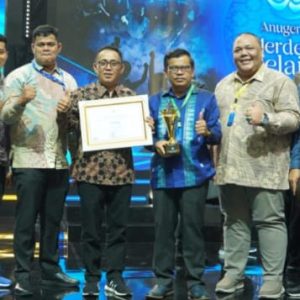 Kota Bukittinggi Terima Anugrah Belajar Merdeka 2024 Diwakili Setdako Bukittinggi