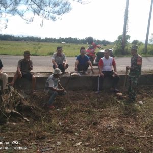 Babinsa Koramil 01/prm Serka Edria Samson Komsos dengan Masyarakat Kelurahan Ujung Batung