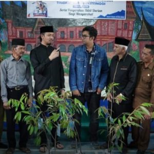 Wako Erman Safar Serahkan Bantuan Bibit Durian dan Penghargaan Kelembagaan Kota Bukittinggi 2024