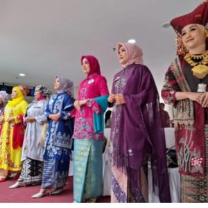 Walikota Bukittinggi Apresiasi Dekranasda Gelar Fashion Show Peringati Hari Kebaya Nasional 2024