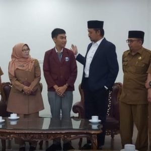 Wako Erman Safar Resmi Melepas Andika Pelajar  SMAN 1 Bukittinggi Ikut GBN untuk HUT RI Ke 79