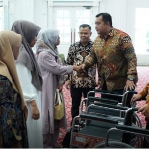 Pemko Bukittinggi Melaui Dinas Sosial Serahkan Bantuan Kursi Roda dan Sembako