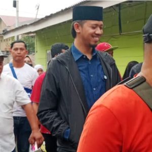 Cawako Bukittinggi Erman Safar Semangat Kunjungi Warga Kelurahan Aur Kuning Ditengah Hujan Deras