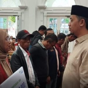 Pemko Serahkan Bantuan Seragam RT/RW, LPM, Kader Posyandu Se-Kecamatan ABTB dan MKS
