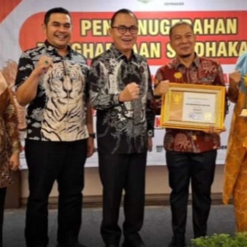 Pjs Wali Kota Bukittinggi Terima Penghargaan Produktivitas Siddhakarya Kategori Unggul 2024