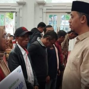 Bantuan Seragam RT/RW, LPM, Kader Posyandu se Kecamatan ABTB dan MKS oleh Pemko Bukittinggi
