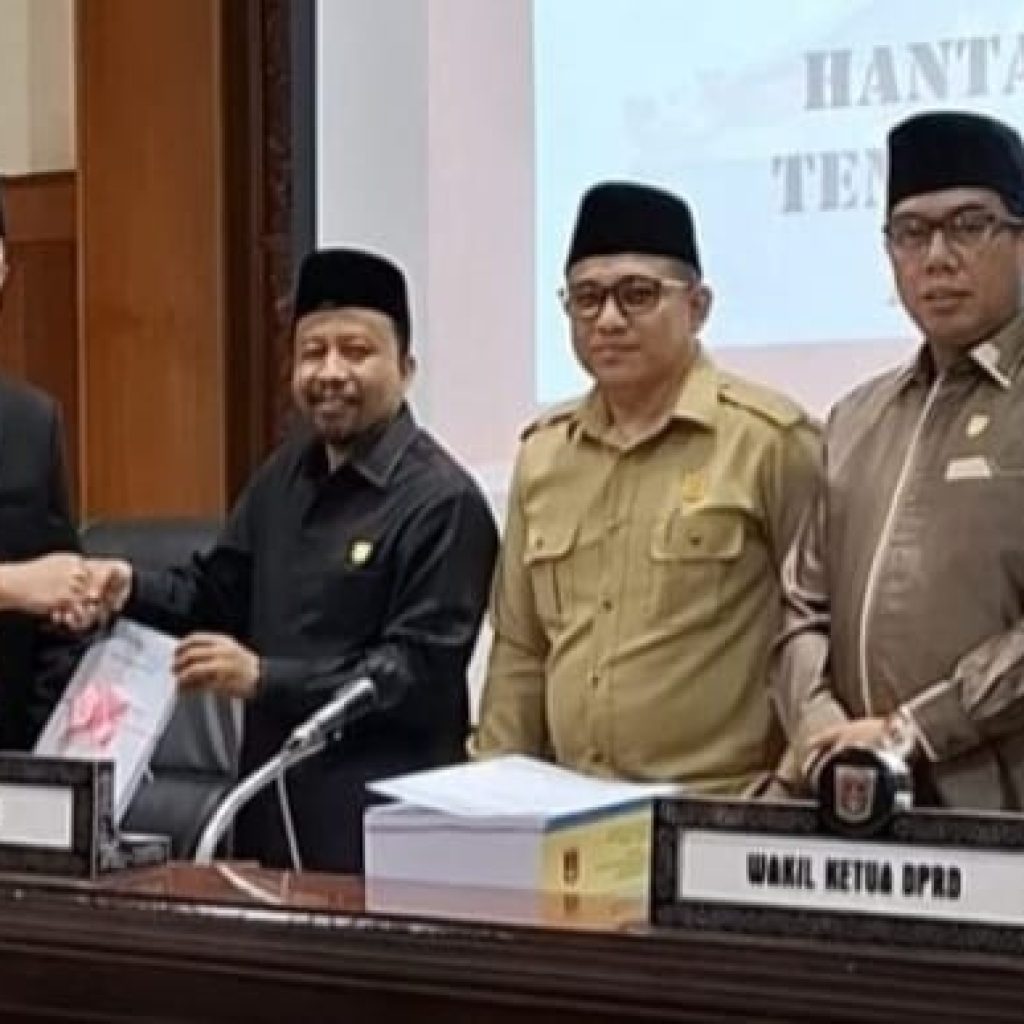 Pjs Wako Bukittinggi Resmi Hantarkan Raperda APBD 2025 Dalam Rapat Paripurna DPRD