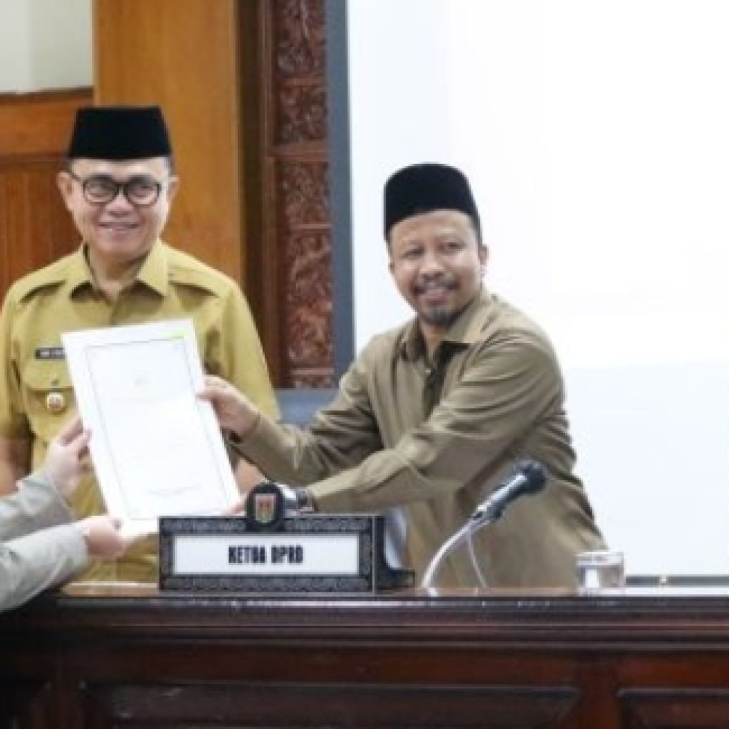 Enam Fraksi DPRD Bukittinggi Berikan  Pandangan Umum Raperda APBD 2025