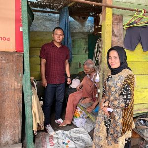 Suryadi Pradinata Bantu Lansia Penderita Stroke, Didampingi Nela Abdika Zamri Dan Ketua DPRD Doni Ikhlas.