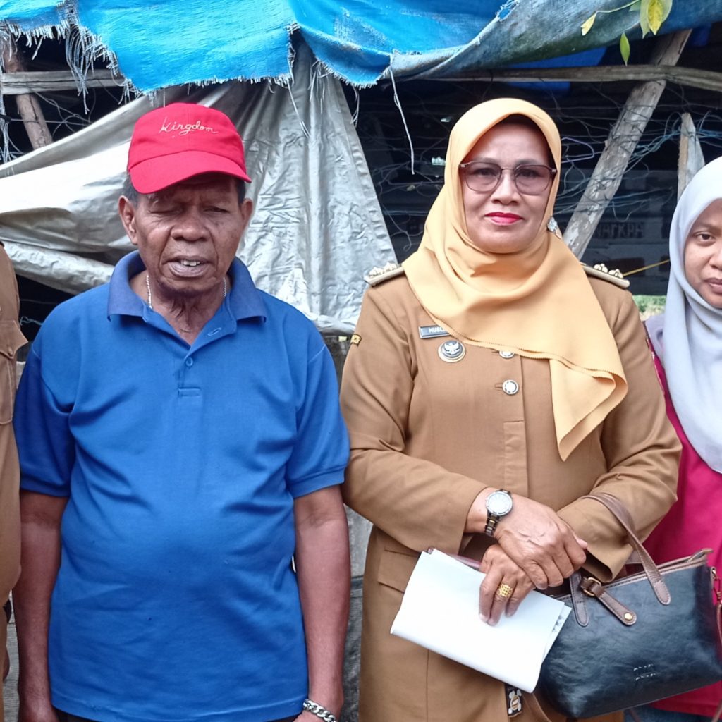 Respon Cepat Pemko Payakumbuh, Kadis Sosial Tinjau Rumah Tak Layak Huni Milik Inyiak Sarugo.