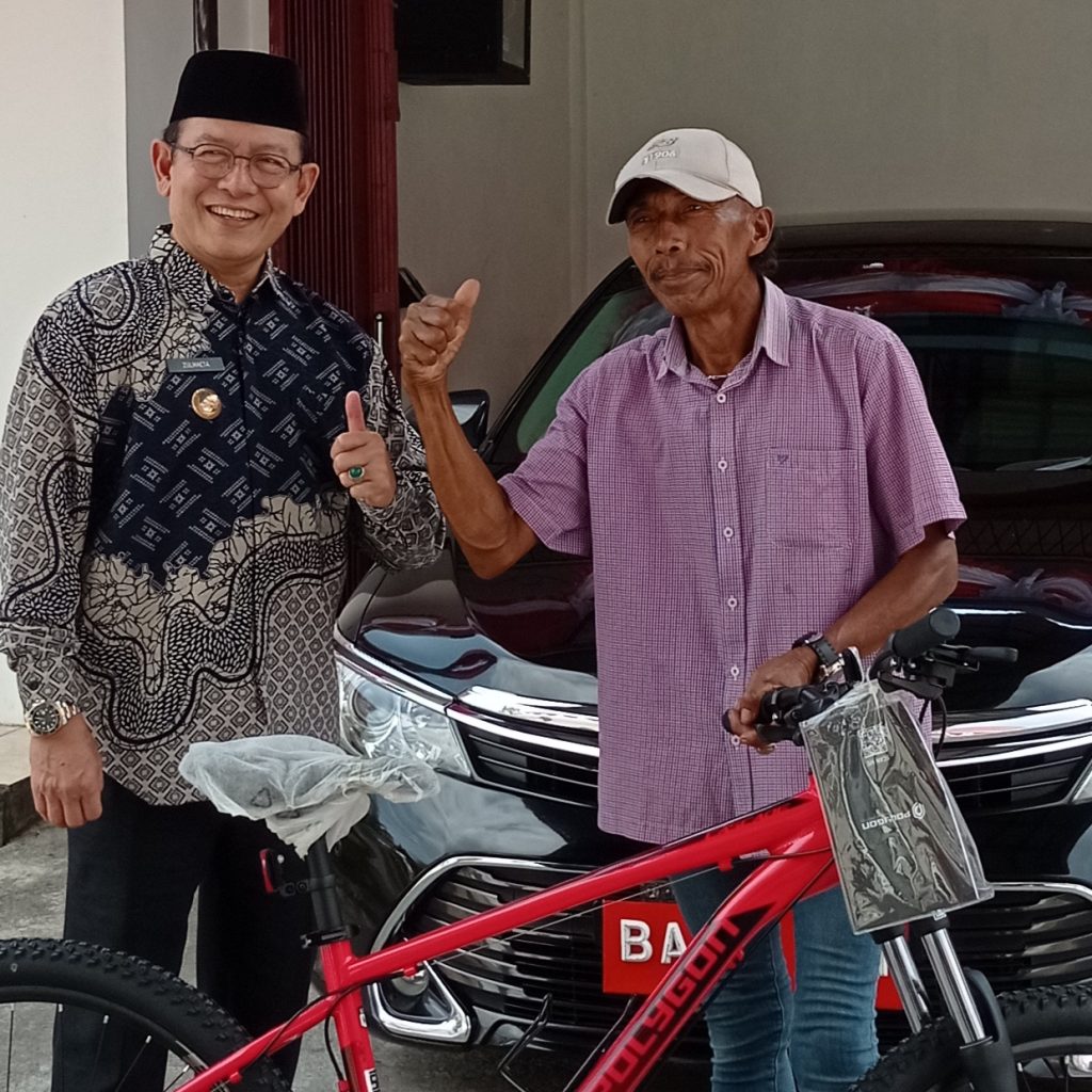 Wali Kota Zulmaeta Serahkan Sepeda Pribadi untuk Warga Inspiratif Payakumbuh.