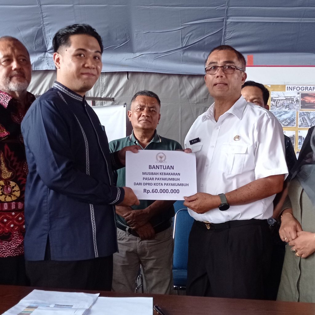 Hurisna Jamhur Wakil ketua DPRD Kota Payakumbuh Bantuan Rp60 Juta Hasil Gotong Royong Anggota DPRD untuk Korban Kebakaran.