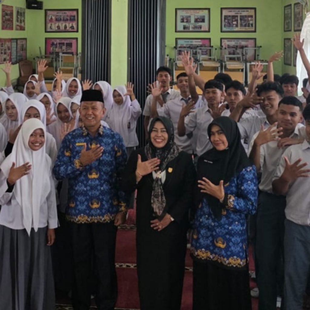 Wakil Ketua DPRD Payakumbuh Hj. Hurisna Jamhur, S.Pd Motivasi Siswa SMAN 5 untuk Siap Menatap Masa Depan.