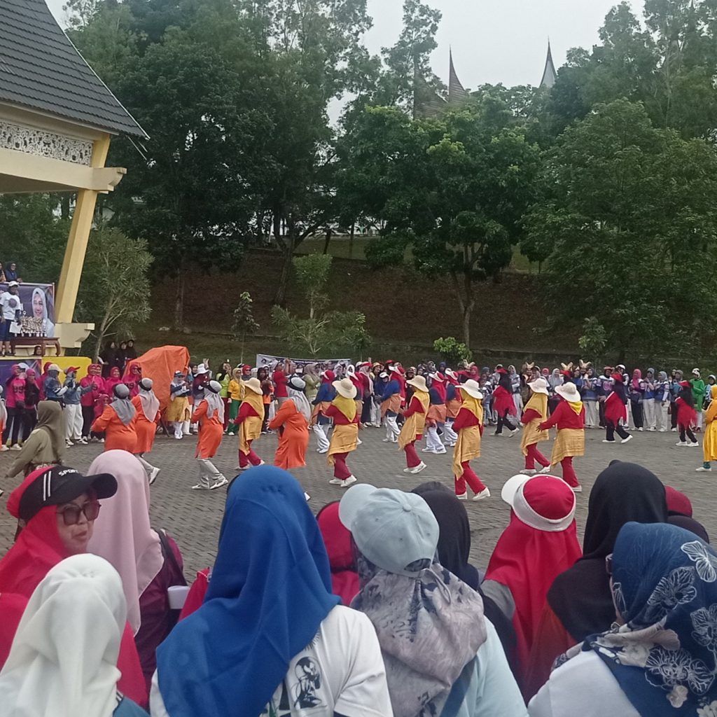Hj. Aida dan Dispora Sumbar Apresiasi Ribuan Warga yang Meriahkan Senam Massal di Limapuluh Kota.