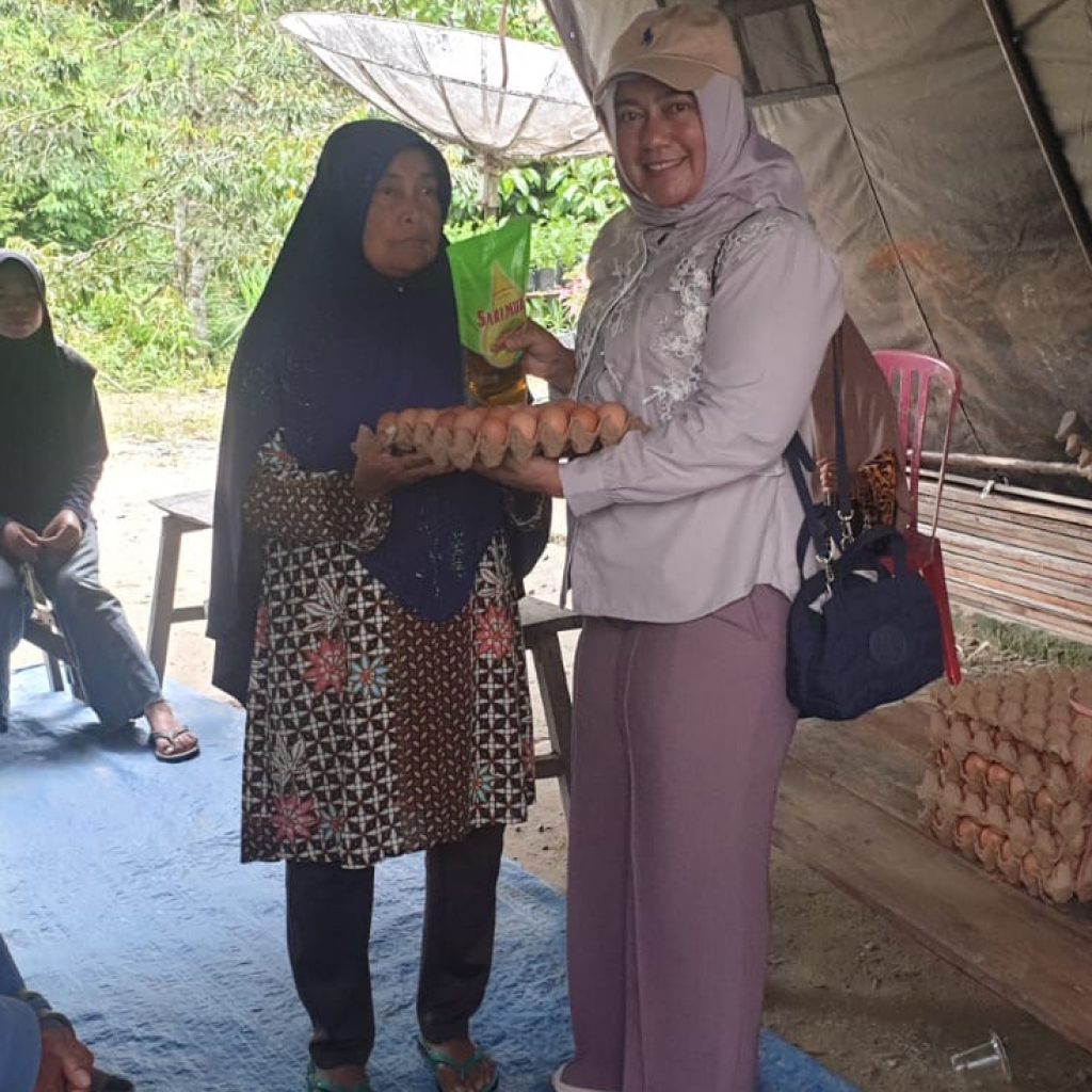 Hj. Aida, SH Turun Langsung Bantu Warga Air Angek yang Mengungsi di Masjid.