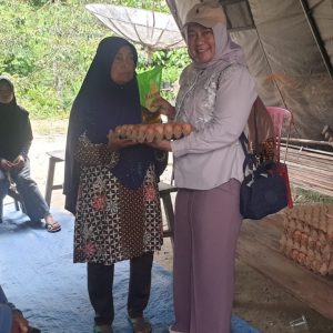 Hj. Aida, SH Turun Langsung Bantu Warga Air Angek yang Mengungsi di Masjid.