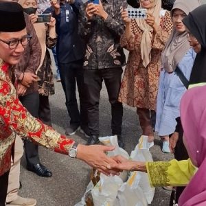 Bukittinggi dan BULOG Salurkan Bantuan Pangan Pemerintah Periode Oktober -November 2025