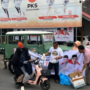 DPD PKS Payakumbuh Peduli, Bagikan Seribuan Takjil untuk Berbuka Bagi Pengendara yang Melintas