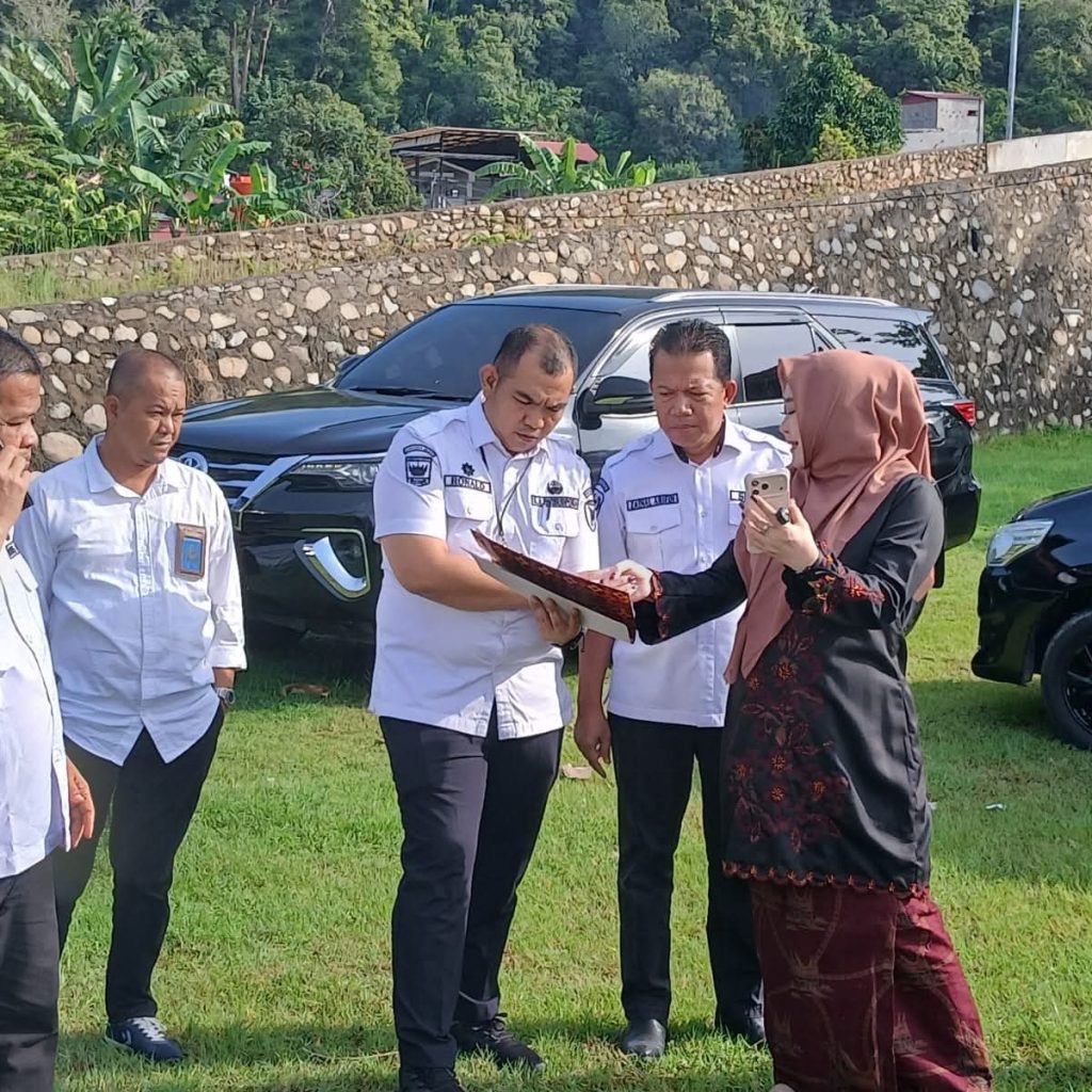 Lisda Hendrajoni Tinjau Penataan Pantai Carocok Painan