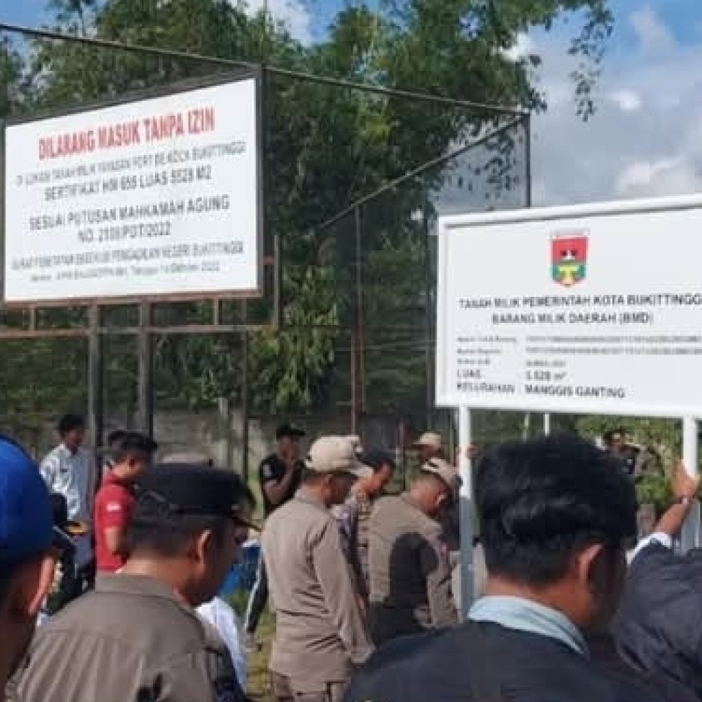 Pemko Bukittinggi Pasang Plang untuk Amankan Aset Milik Daerah di Belakang Universitas Fort de Kock