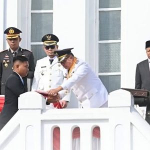 Catat Sejarah, Wali Kota Bukittinggi Serahkan Bendera Pusaka di Bawah Jam Gadang