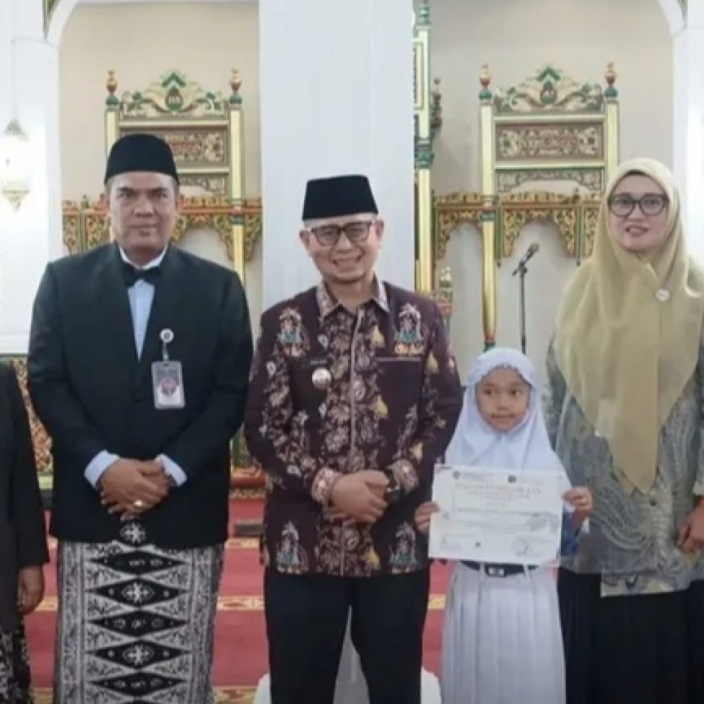 Wawako Ibnu Asis Apresiasi Pembentukan IKHI Bukittinggi dan Serahkan Sertifikat Pelajar yang Dapat Porsi Haji